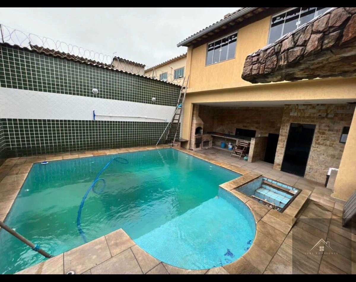 Triplex à venda em Belford Roxo, Centro, com 4 quartos