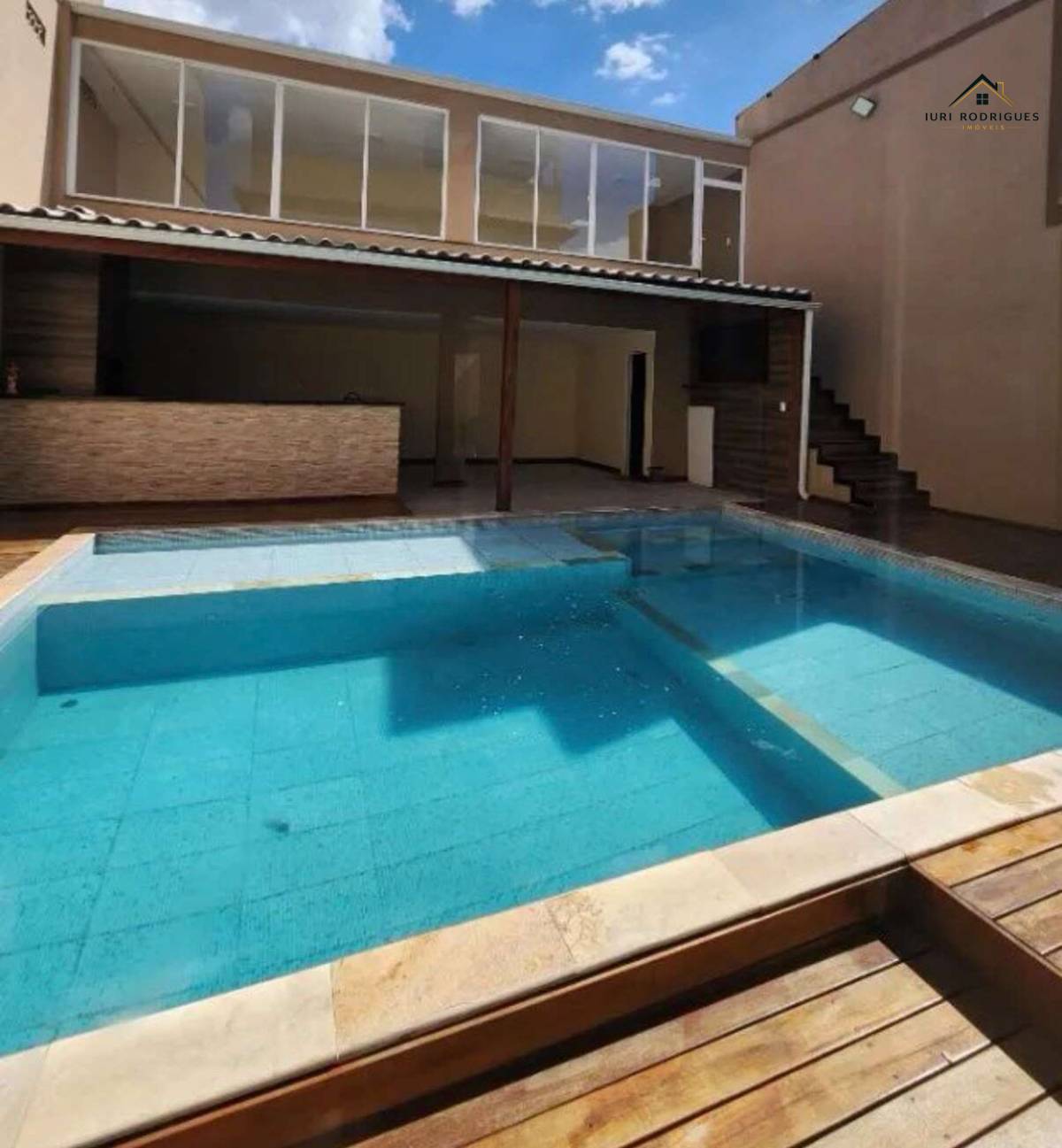 Duplex à venda em Mesquita, com 4 quartos, 525m² - Iuri Rodrigues Imóveis